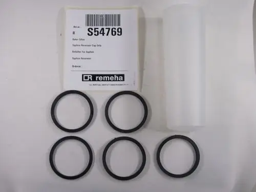 Sifonbehälter und Dichtungen von Remeha liegen auf einem hellen Untergrund. Die Dichtungen sind aus schwarzem Material, der Behälter ist transparent und zylindrisch.